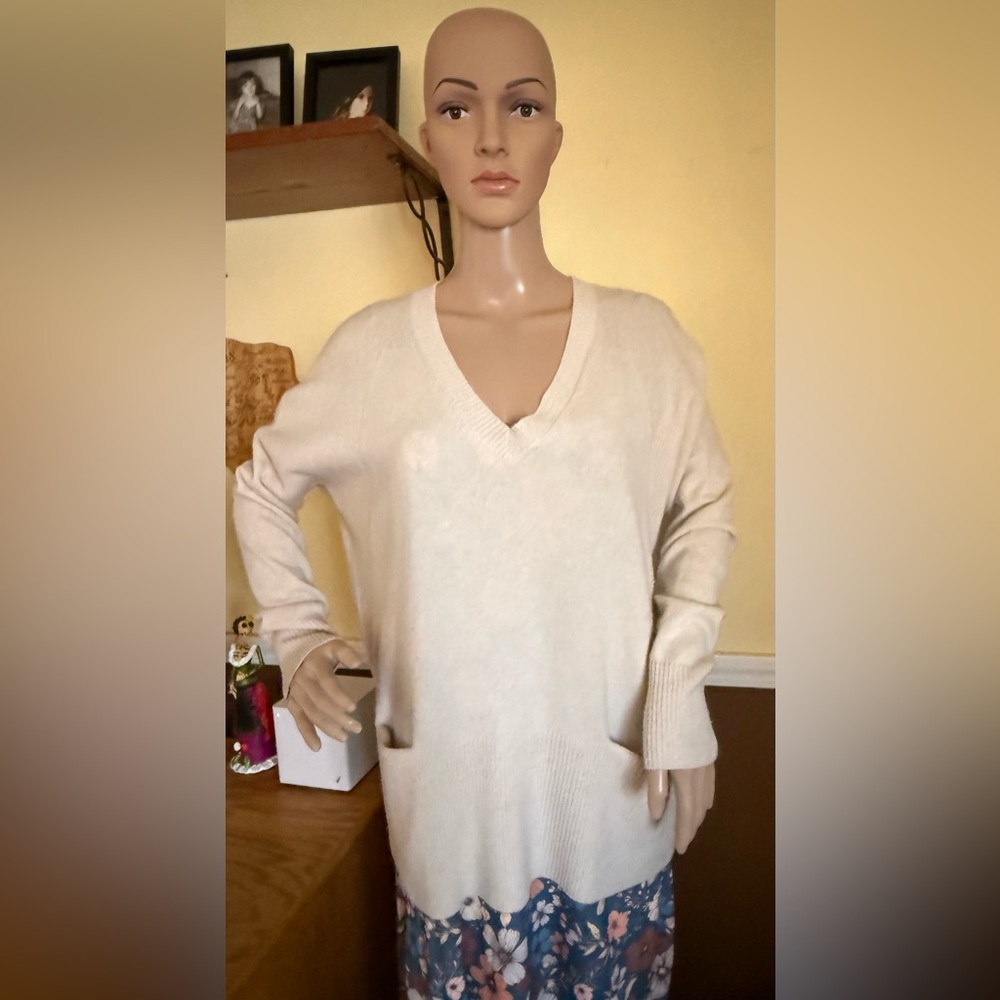 REPEAT 100 % Cashmere sweater Cream V-Neck. 
Gently worn.